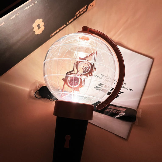 The same style of ATEEZ should be the same as the support stick globe hand lamp fan concert around the hand lamp